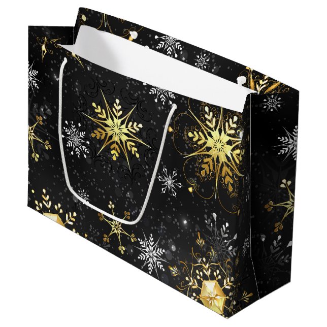 Xmas Golden Snowflakes on Black Background Große Geschenktüte (Vorderseite Schrägansicht)