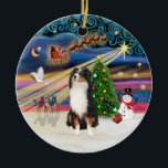Xmas Magic - Aussie Shepherd (tri) Keramikornament<br><div class="desc">Ein tri-farbener australischer Schäferhund bildet den Mittelpunkt dieses charmanten Designs mit einigen der wichtigsten Symbole der Weihnachtszeit - den drei weisen Männern,  dem Stern von Bethlehem,  einem dekorierten Weihnachtsbaum,  einem Schneemann,  einer Taube der Ruhe und dem Weihnachtsmann und seinen Rentieren,  die durch den sternbestickten Nachthimmel fliegen.</div>