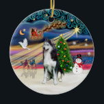 Xmas Magie - sibirischer Husky 2 Keramik Ornament<br><div class="desc">Ein sibirischer Husky bildet den Mittelpunkt dieses charmanten Designs mit einigen der wichtigsten Symbole der Weihnachtszeit - den drei weisen Männern,  dem Stern von Bethlehem,  einem dekorierten Weihnachtsbaum,  einem Schneemann,  einer Taube des Friedens und dem Weihnachtsmann und seinen Rentieren,  die durch den sternbestickten Nachthimmel fliegen.</div>