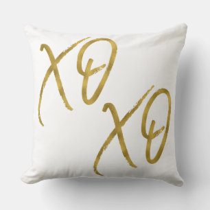 XO XO umarmt und küsst Kissen