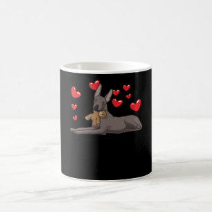 Xoloitzcuintle Hund mit ausgestopften Tieren und H Kaffeetasse