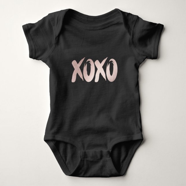 XOXO Blush Pink | Handgeschriebenes Pinselskript Baby Strampler (Vorderseite)