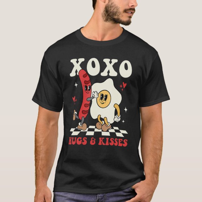 XOXO Hugs & Kisses Hot Dog Omelet Groovy Valenti T-Shirt (Vorderseite)