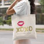 XOXO Imitate Gold & Rosa Lippen Tragetasche<br><div class="desc">Smooch! Diese super niedlichen Tasche machen großartige Gastgeschenke für süße sechzig oder Junggeselinnen-Abschied. Design-Features "XOXO" in Imitaten goldene Pinseltypografie, mit einem heißen rosa Lippenstift Kuss. Verwenden Sie das Personalisierungsfeld, um einen Namen, ein Monogramm oder eine Nachricht für ein einzigartiges Gastgeschenk hinzuzufügen! HINWEIS: Goldfolie ist ein gedrucktes digitales Bild mit subtilen...</div>