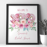 XOXO Pink Cookies Hübscher Blumenempfang Poster<br><div class="desc">Hübsches florales Willkommenszeichen mit XOXO rosa Kekse eingebettet in eine Anordnung von Blume Blüten und Grün. Das Design zeichnet sich durch niedliche handgeschriebene Schrift und elegante Schrift aus. Die Vorlage lässt sich leicht personalisieren. Ein süßes Design für Frühling oder Sommer und perfekt für ein Valentiner Brautparty, Babydusche, Geburtstag etc. Wenn...</div>