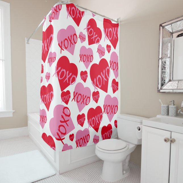 XOXO Valentine Red Heart Pink Hugs Kisses White Duschvorhang (Beispiel)