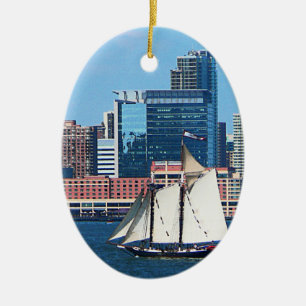 Yacht Against Manhatten Skyline Keramik Ornament