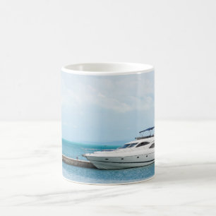 Yacht an der Liegeplatz Kaffeetasse
