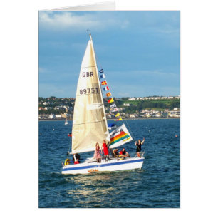 Yacht avec drapeaux