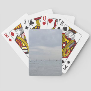 Yacht-Rennboote in einer Reihe Spielkarten