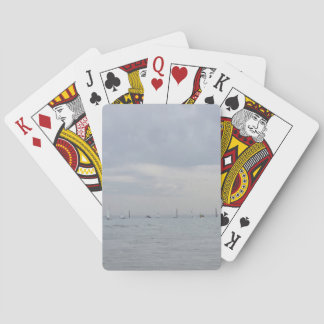 Yacht-Rennboote in einer Reihe Spielkarten