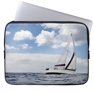 Yacht-Segeln in der hohen See Laptopschutzhülle