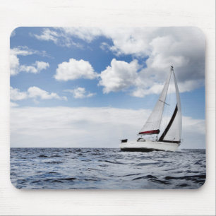 Yacht-Segeln in der hohen See Mousepad
