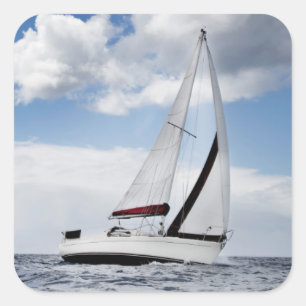 Yacht-Segeln in der hohen See Quadratischer Aufkleber