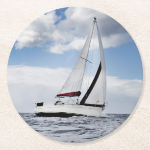 Yacht-Segeln in der hohen See Runder Pappuntersetzer
