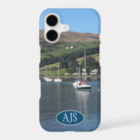 Yachten in einer Bucht in Schottland.