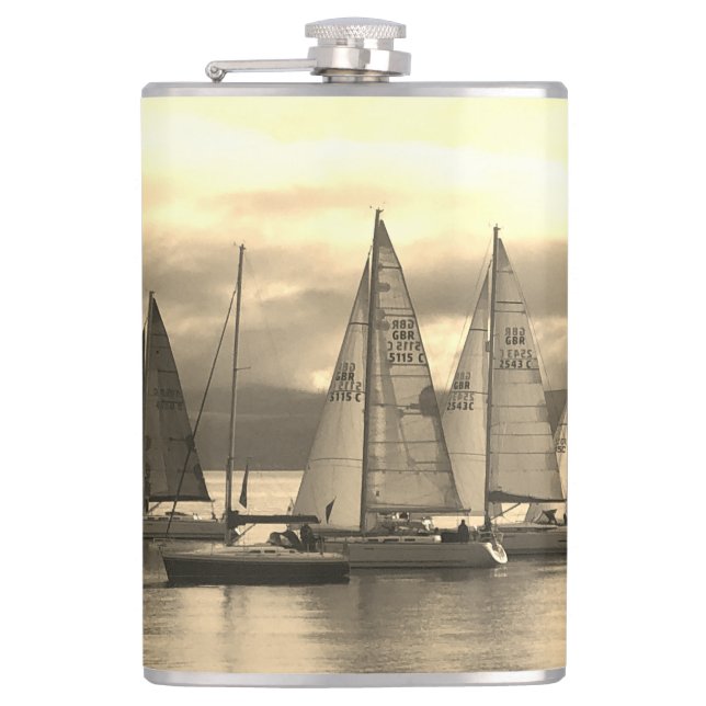 Yachten in Rothesay Bay, Schottland. Sailor-Whisky Flachmann (Vorderseite)