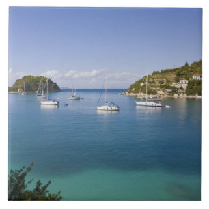 Yachten vor Anker, Lakka, Paxos, Griechenland Fliese