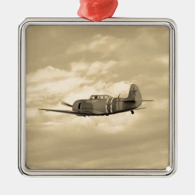Yak 11 im Flug Silbernes Ornament (Vorne)