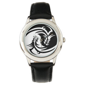 Yang Drachen schauen zu Armbanduhr