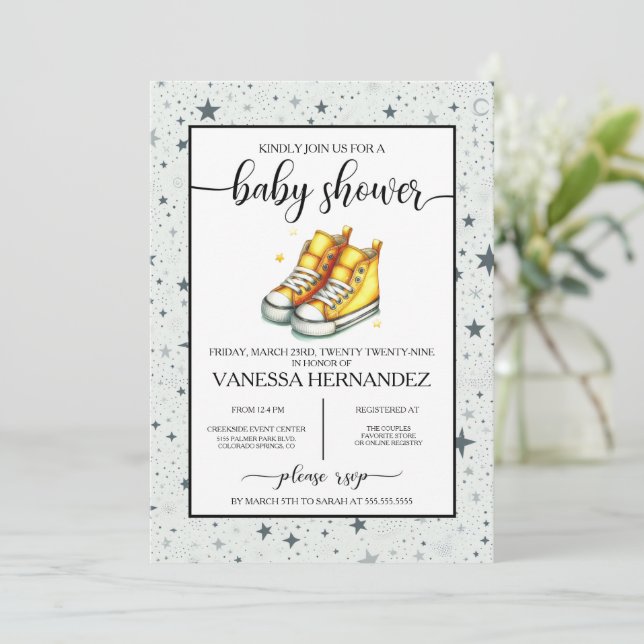 Yellow Baby High Tops Babydusche Einladung (Stehend Vorderseite)