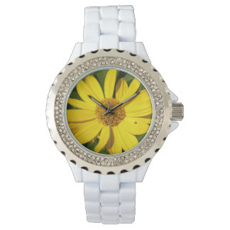 Yellow blossom with green leaves armbanduhr