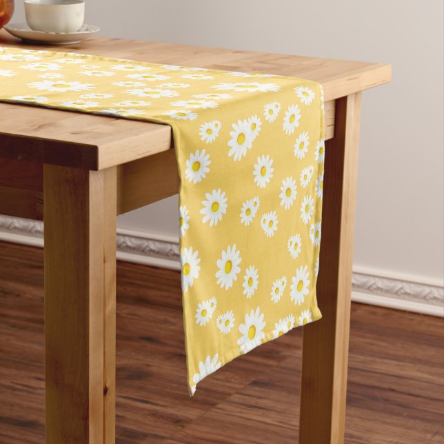 Yellow Boho Spring Daisies Pattern Mittelgroßer Tischläufer (Beispiel)