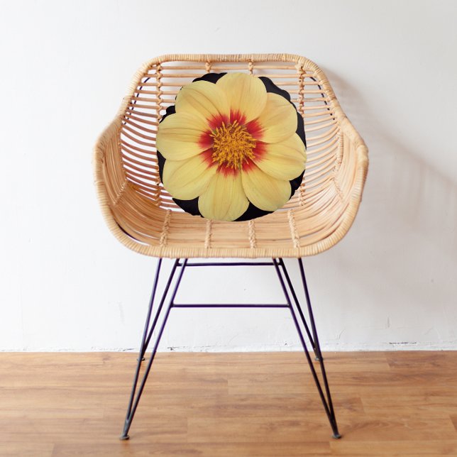 Yellow Dahlia auf Black Floral Rundes Kissen (In Situ)