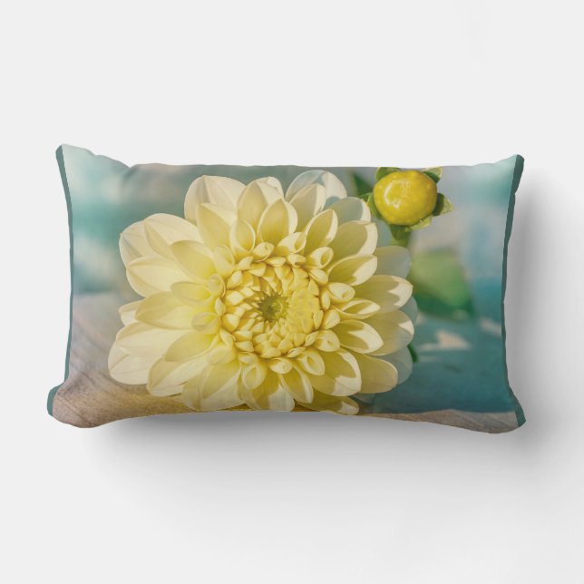 Yellow Dahlia Blume über dunklen Aquamarinen Hinte Lendenkissen (Vorderseite)