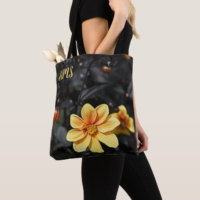 Yellow Dahlia Blume Wisley Gardens Monogram Tasche (Von Nahem)
