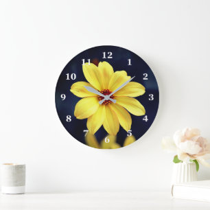 Yellow Dahlia Elegante Blume Inspiration Zitat Große Wanduhr