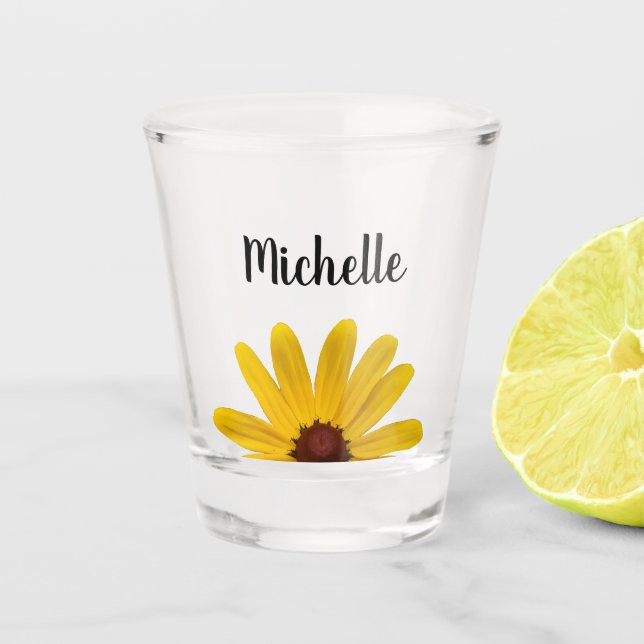 Yellow Daisy Elegant Script Typografy Custom Schnapsglas (Vorderseite)