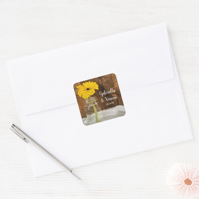 Yellow Daisy in Mason Jar Country Wedding Quadratischer Aufkleber (Umschlag)