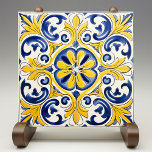 Yellow Fleur-de-Lis Azulejo Print Fliese<br><div class="desc">Fügen Sie Ihrer Zuhause mit unserer Golden Fleur-de-Lis Azulejo Tile Print einen Glanz mediterraner Sonne hinzu. Dieses exquisite Stück zeigt die lebendige Schönheit und die faszinierenden Designs der berühmten portugiesischen Azulejos. Die kräftigen, goldgelben und königsblauen Farbtöne werden durch die zarten Touchs Weiß und Orange unterstrichen und sorgen für ein warmes...</div>
