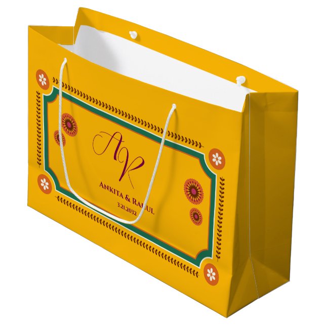 Yellow Floral Monogram Initials Indian Wedding Große Geschenktüte (Vorderseite Schrägansicht)