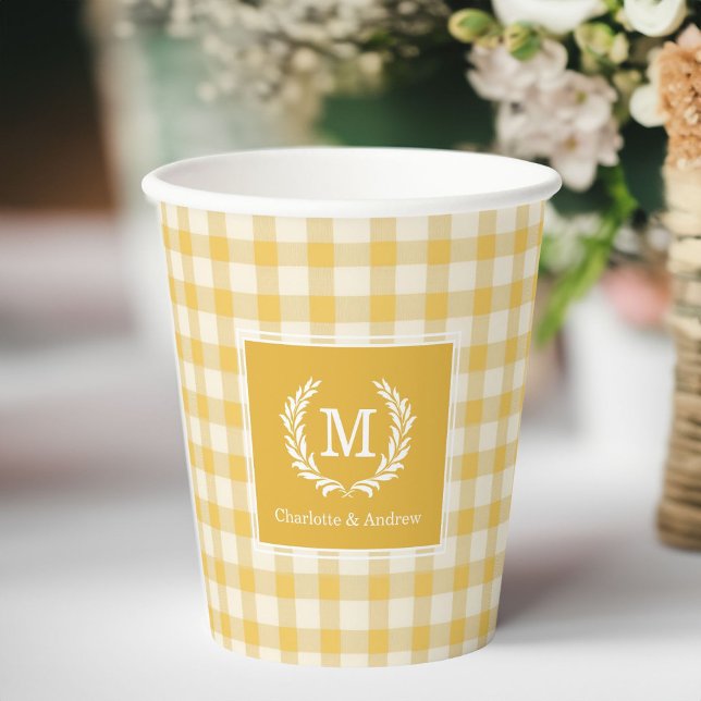 Yellow Gingham Monogram Wappen Custom Pappbecher (Yellow Gingham Monogram Crest Custom Paper Cups with your Monogram & Name or Text.)