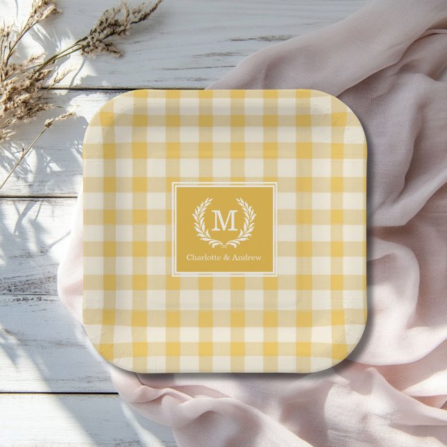 Yellow Gingham Monogram Wappen Custom Pappteller (Yellow Gingham Monogram Crest Custom Paper Plates with your Monogram and Names.)