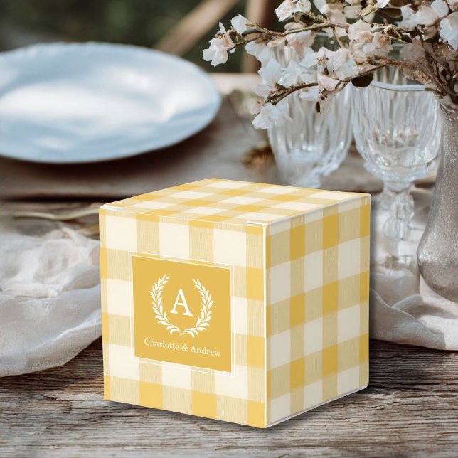 Yellow Gingham Monogram Wappen Geschenkschachtel (Custom Yellow Gingham Monogram Crest Favor Boxes for your wedding or other Occasions.)