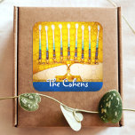 Yellow Gold Hanukkah Menorah Eleganter Individuell Quadratischer Aufkleber<br><div class="desc">Ein nahes Foto eines bunten, bunten, goldgelben künstlerischen Menorah-Fotos hilft Ihnen den Urlaub in Hanukkah zu beginnen. Genießen Sie die Wärme und Freude der Ferienzeit, wenn Sie diesen atemberaubenden, farbenfrohen Hanukka Aufkleber benutzen. Matchkarten, Briefmarke, Totensäcke, Serviertablette und andere Produkte sind in meiner "Hanukkah Colorful, Künstlerisch Menorah" Ladenkollektion erhältlich. Nutzen Sie...</div>