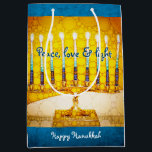 Yellow Gold Hanukkah Menorah Peace Liebe Light Bol Mittlere Geschenktüte<br><div class="desc">"Frieden, Liebe und Licht." Eine nah-up Foto Illustration einer hellen, farbenfrohen, gelben und goldenen künstlerischen Menorah hilft Ihnen, den Urlaub von Hanukkah in stilvoller Weise zu beginnen. Genießen Sie die Wärme und Freude der Ferienzeit, wenn Sie diese niedliche und lustige personalisierte Geschenktasche in mittlerer Größe benutzen. Passende Karten, Porto, Aufkleber,...</div>