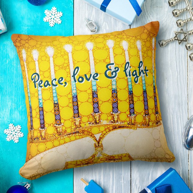 Yellow Gold Hanukkah Menorah Peace Liebe und Light Kissen (Von Creator hochgeladen)