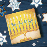 Yellow Hanukkah Menorah Peace Liebe Light Modern Steinuntersetzer<br><div class="desc">"Frieden, Liebe und Licht." Ein nahes Foto einer leuchtenden, farbenfrohen, gelben und goldenen künstlerischen Menorah hilft Ihnen, den Urlaub von Hanukka stilvoll zu gestalten. Genießen Sie die Wärme und Freude der Ferienzeit, wenn Sie sich bei Ihrem Lieblingsgetränk auf diesem atemberaubenden, farbenfrohen Hanukkah-Untersetzer entspannen. Macht ein auffallendes Set von vier Untersetzer,...</div>