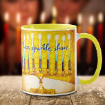 Yellow Hanukkah Menorah Peace Sparkle Shine Script Tasse<br><div class="desc">"Frieden, funkeln, leuchten." Ein nahes Foto einer leuchtenden, farbenfrohen, gelben und goldenen künstlerischen Menorah hilft Ihnen, den Urlaub von Hanukka stilvoll zu gestalten. Genießen Sie die Wärme und Freude der Ferienzeit, wenn Sie aus dieser schicken, farbenfrohen Hanukkah-Tasse trinken. Macht ein auffallendes Set von vier Tasse, wenn gekauft mit den drei...</div>