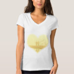 Yellow Heart Beach Hochzeit T-Shirt<br><div class="desc">Ein paar Spaziergänge entlang der Strand Destination Tropical Misty Yellow Elegance Heart Beach Hochzeit Liebe T - Shirt. Ideal für die Hochzeit eines tropischen Kreuzfahrtschiffes.</div>