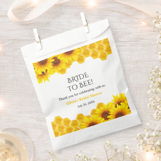 Yellow Honeycomb Bride to Bee Bridal Shower  Geschenktütchen (Ausgeschnitten)