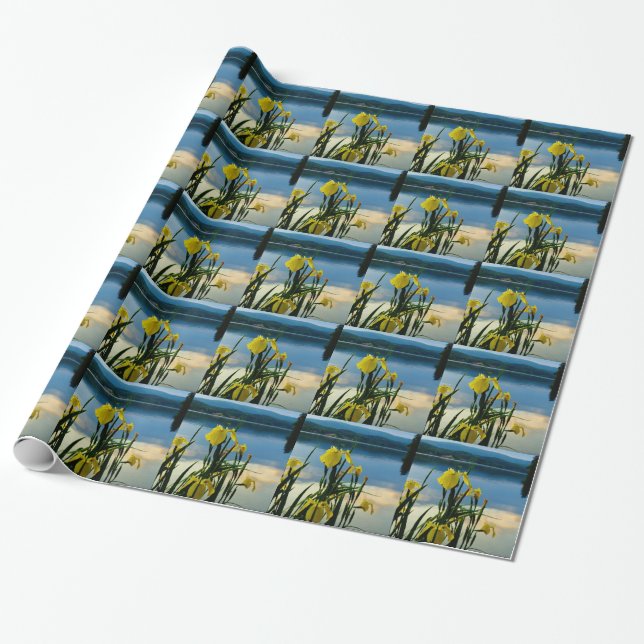 Yellow Iris am Lake Shore Geschenkpapier (Ungerollt)