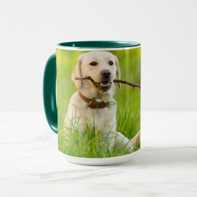 Yellow Labrador Plays mit Stick Tasse (Vorderseite Links)