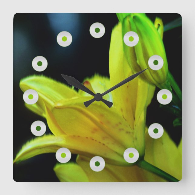Yellow Lily with Wind Effect by Shirley Taylor Quadratische Wanduhr (Vorderseite)