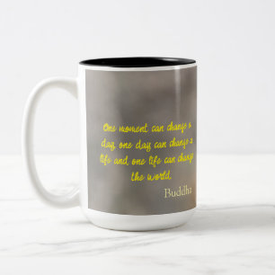 Yellow Meadow Buttercup Blume mit Buddha Zitat Zweifarbige Tasse
