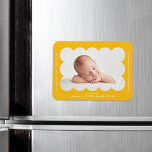 Yellow Modern Scalloped Frame Birth Ankündigung Magnet<br><div class="desc">Moderner Geburtsankündigungsmagnet mit dem Foto Ihres Babys in einem hellgelben Gestell. Personalisieren Sie den gelben Geburtsankündigungsmagnet,  indem Sie den Namen Ihres Babys und zusätzliche Informationen in weißer Schrift hinzufügen.</div>